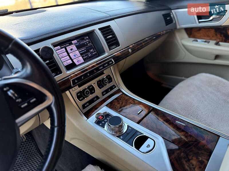 Седан Jaguar XF 2012 в Калуше
