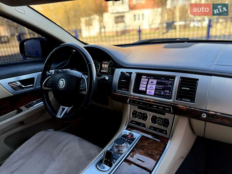 Седан Jaguar XF 2012 в Калуше