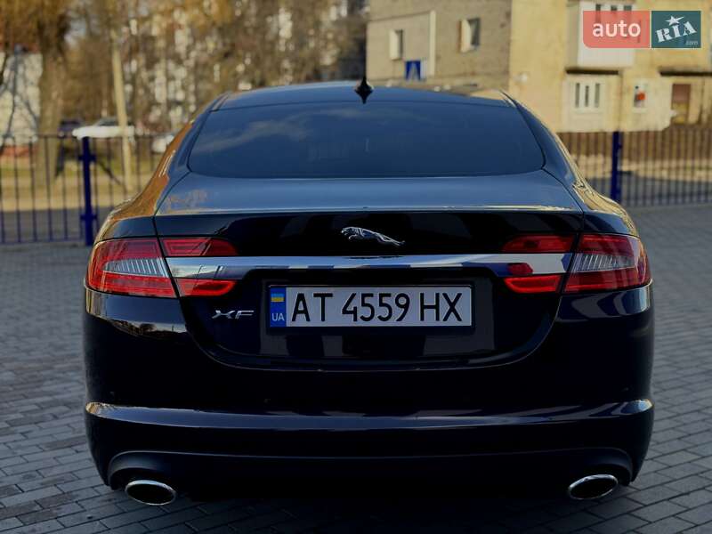 Седан Jaguar XF 2012 в Калуше