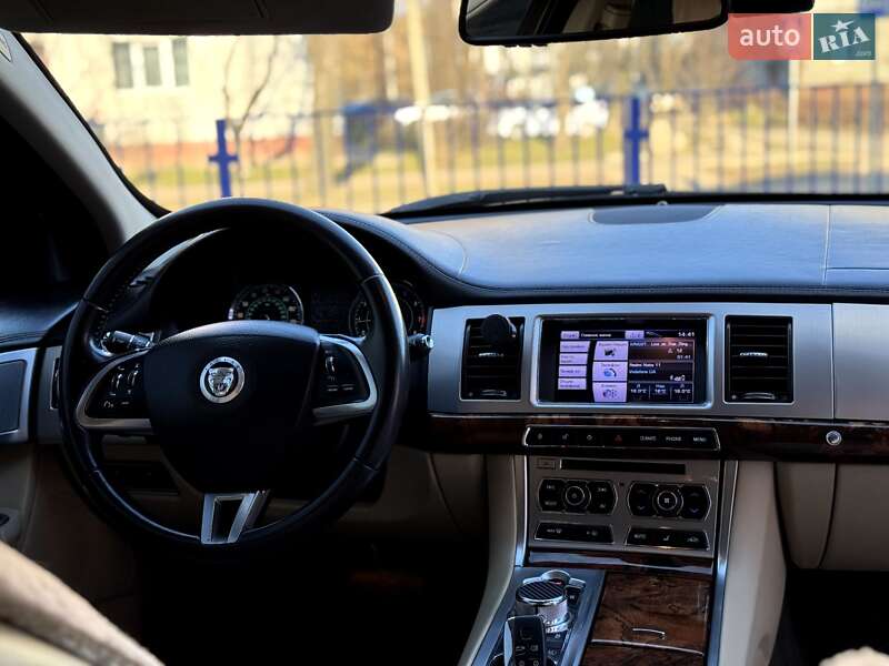 Седан Jaguar XF 2012 в Калуше