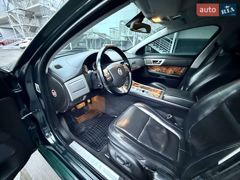 Седан Jaguar XF 2009 в 