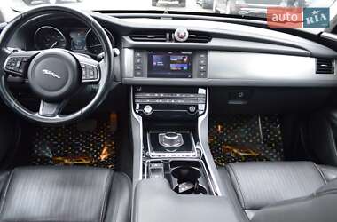 Седан Jaguar XF 2016 в 