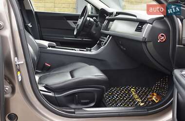 Седан Jaguar XF 2016 в 