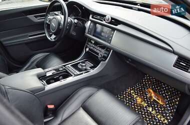 Седан Jaguar XF 2016 в 