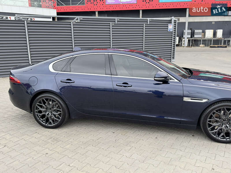 Седан Jaguar XF 2016 в Киеве