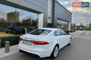 Седан Jaguar XF 2016 в 
