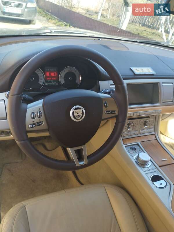 Седан Jaguar XF 2009 в Казатине