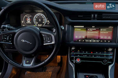 Седан Jaguar XF 2017 в Львові