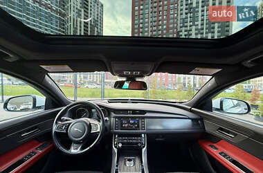 Седан Jaguar XF 2015 в 