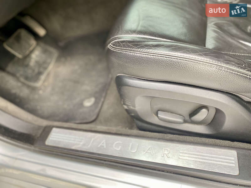 Седан Jaguar XF 2013 в Новояворовске