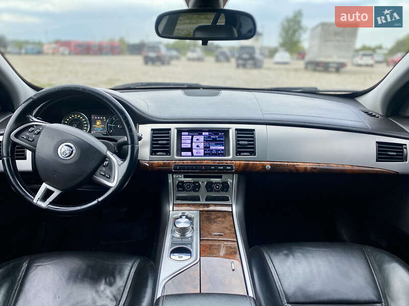 Седан Jaguar XF 2013 в Новояворовске