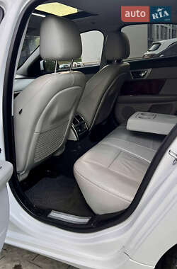 Седан Jaguar XF 2012 в 