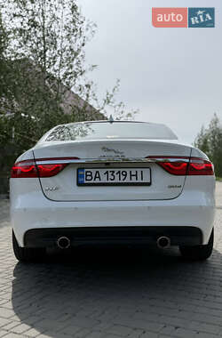 Седан Jaguar XF 2016 в 