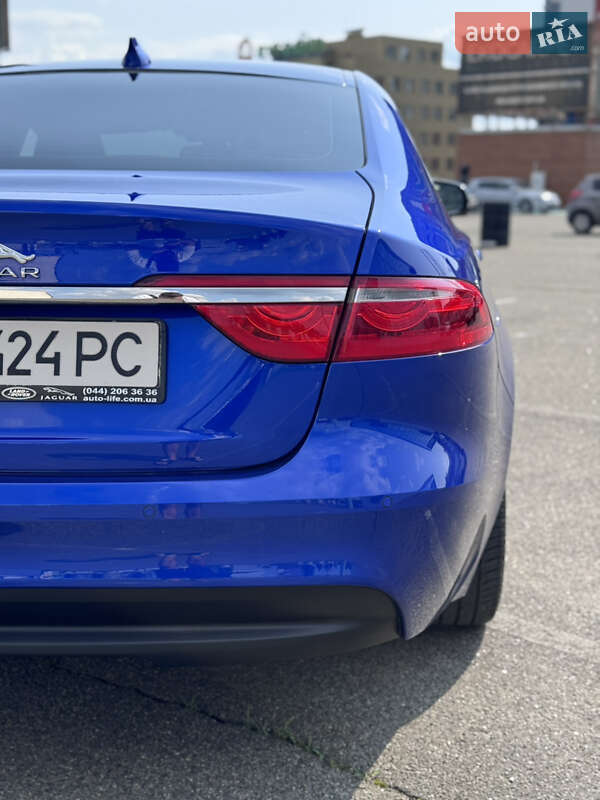Седан Jaguar XF 2016 в Киеве