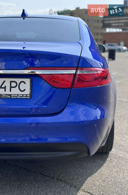 Седан Jaguar XF 2016 в 