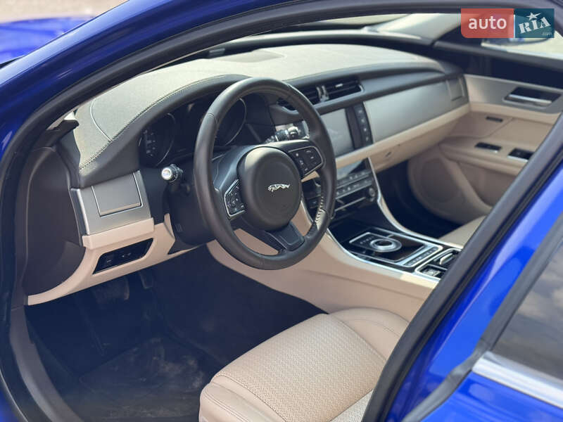 Седан Jaguar XF 2016 в Киеве