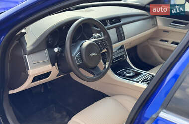 Седан Jaguar XF 2016 в 