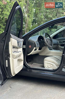 Седан Jaguar XF 2012 в 