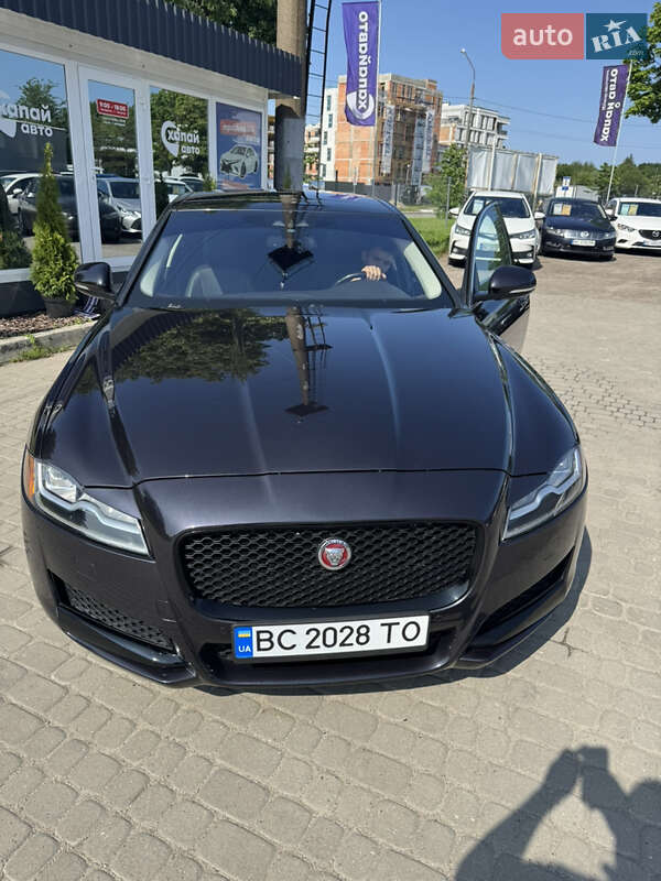 Седан Jaguar XF 2015 в 