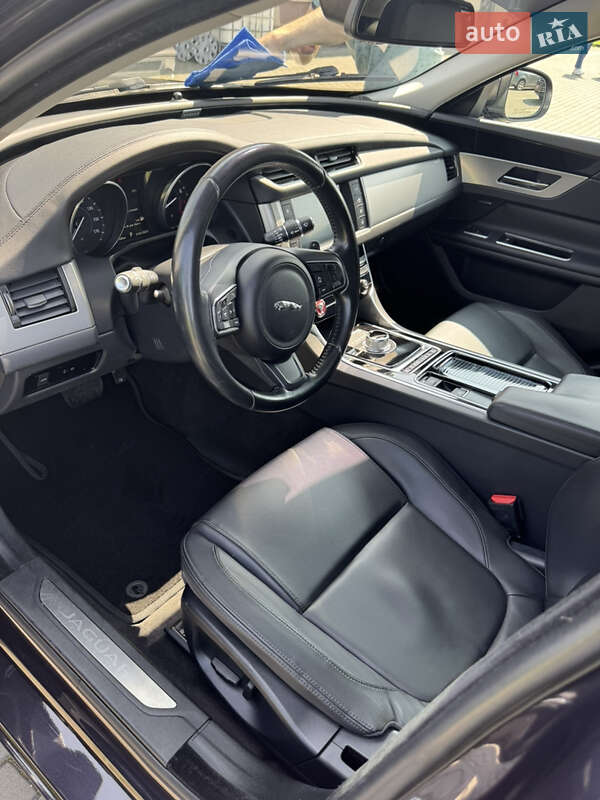 Седан Jaguar XF 2015 в Львове