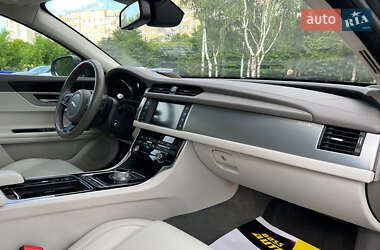 Седан Jaguar XF 2016 в 