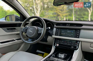 Седан Jaguar XF 2016 в 