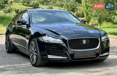 Седан Jaguar XF 2017 в 