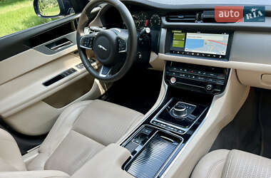 Седан Jaguar XF 2017 в 