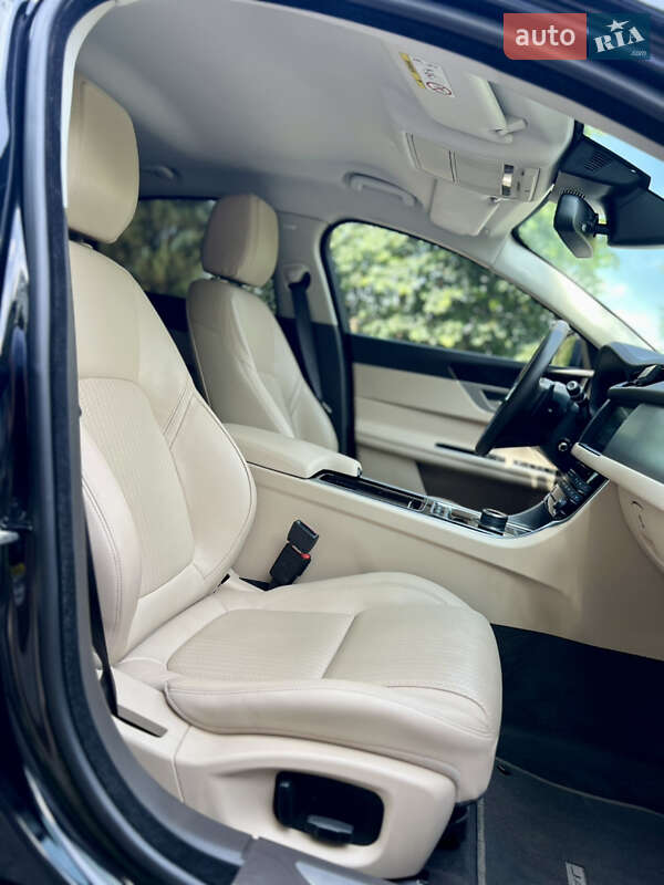 Седан Jaguar XF 2018 в Валках