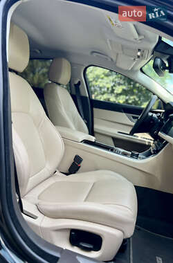 Седан Jaguar XF 2017 в 