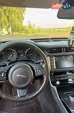 Седан Jaguar XF 2016 в 