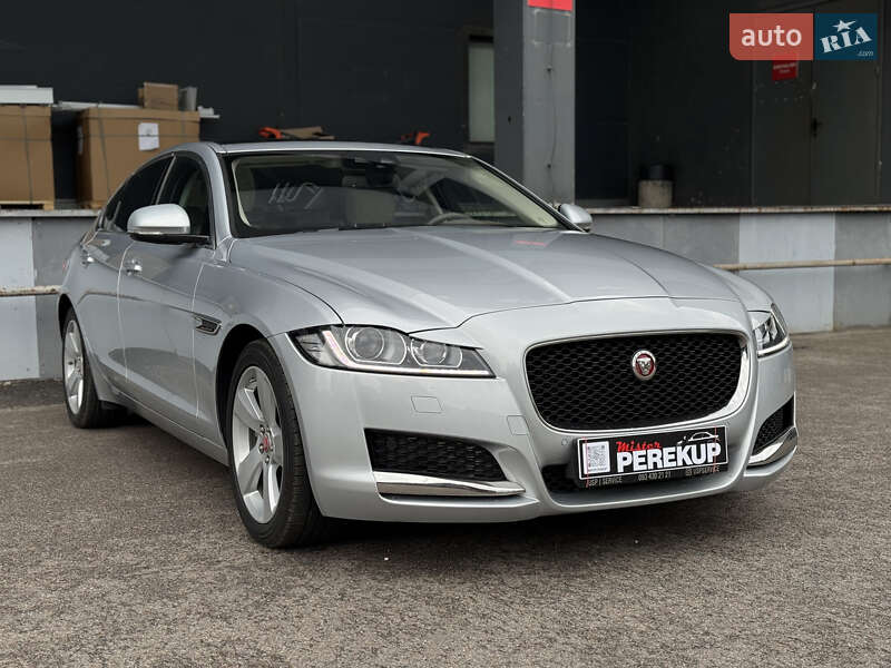 Седан Jaguar XF 2016 в 