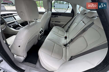 Седан Jaguar XF 2016 в 