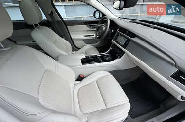 Седан Jaguar XF 2016 в 