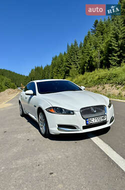 Седан Jaguar XF 2012 в Буковеле