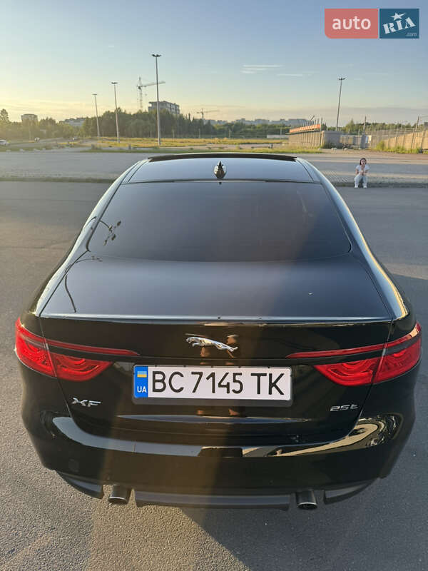 Седан Jaguar XF 2017 в Львове