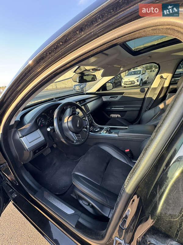 Седан Jaguar XF 2017 в Львове