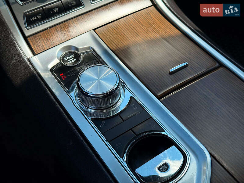 Седан Jaguar XF 2013 в Львове