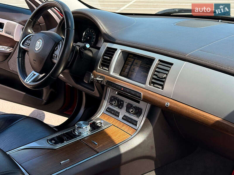 Седан Jaguar XF 2013 в Львове