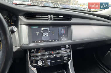 Седан Jaguar XF 2016 в 