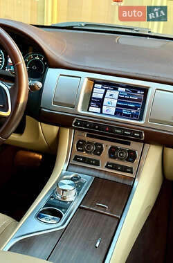 Седан Jaguar XF 2012 в 