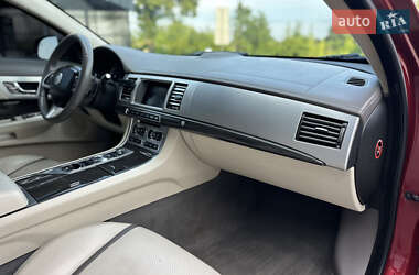Седан Jaguar XF 2012 в 