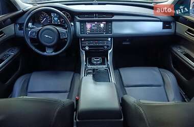 Седан Jaguar XF 2016 в 