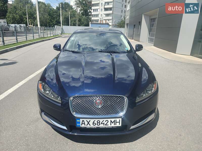 Седан Jaguar XF 2015 в 
