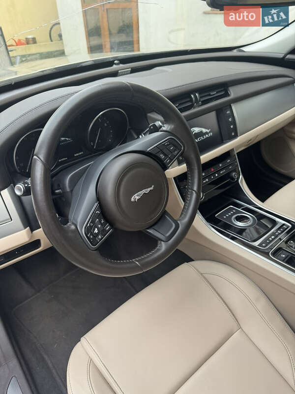 Седан Jaguar XF 2016 в Львові