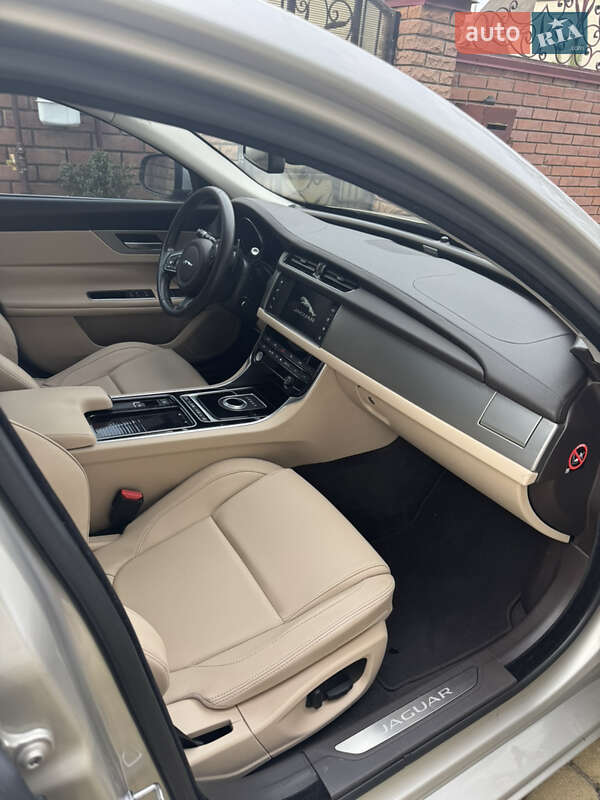 Седан Jaguar XF 2016 в Львові