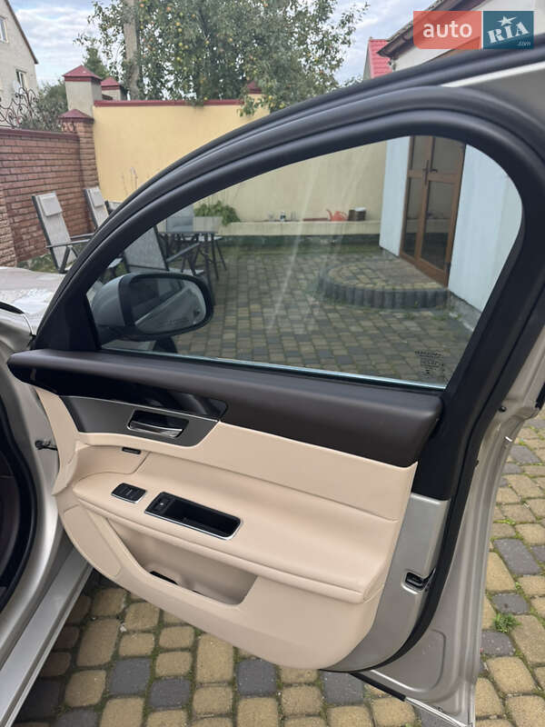 Седан Jaguar XF 2016 в Львові