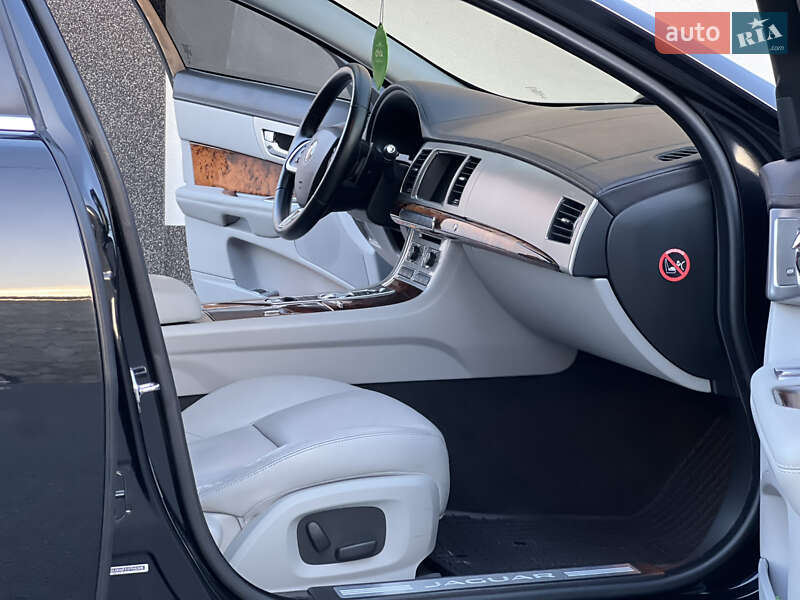 Седан Jaguar XF 2014 в Тернополі