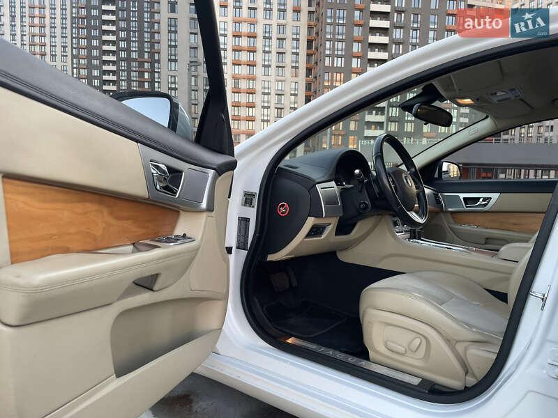 Седан Jaguar XF 2012 в Киеве