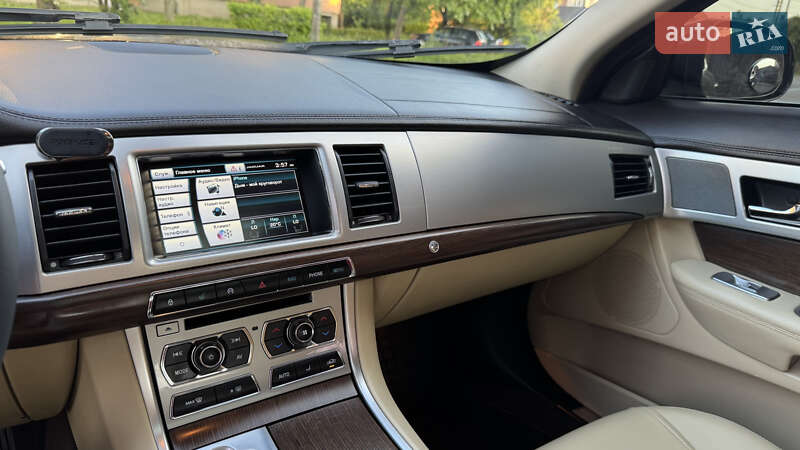 Седан Jaguar XF 2014 в Киеве